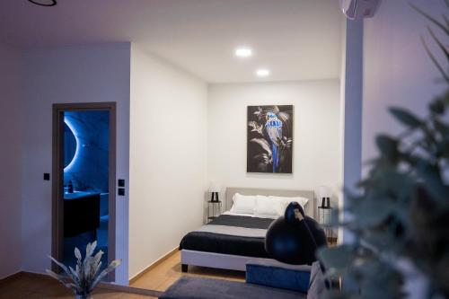 um quarto com uma cama e uma pintura na parede em Breezy Sea View Appartment em Chania