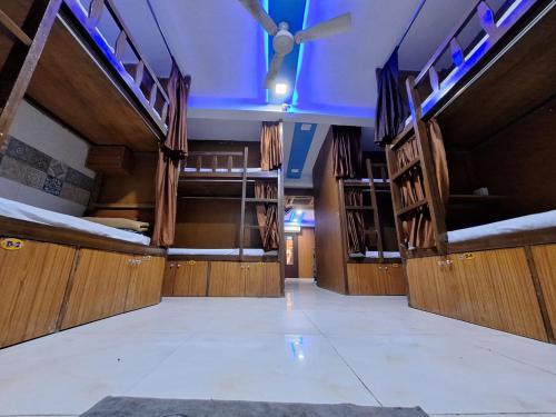 Foto Mumbais asuva majutusasutuse Neon Nest Dormitory Suits Asalpha Metro galeriist