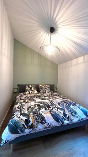une chambre avec un grand lit avec un plafond dans l'établissement Appartement Clermont-Fd Jaude n2, à Clermont-Ferrand