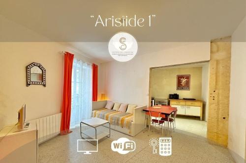 un salon avec un canapé et une table dans l'établissement Aristide 1 Arles Centre, à Arles