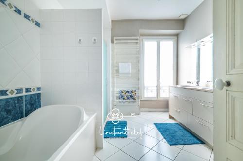 Photo de la galerie de l'établissement Cocon Central, Chic idéal 24H - Piano, jardin, BBQ - L'Instant Clef, au Mans