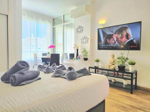 The Harmony Luxe Torremolinos City Center with FREE private parking and seasonal pool Free wifi and Netflix BY NAMASTE ELITE