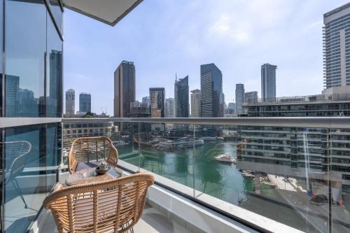 Free housekeeping visits during your stay - StayShort - Chic Marina-View Studio in Bay Central Marina