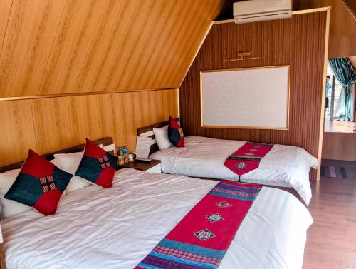 Ένα ή περισσότερα κρεβάτια σε δωμάτιο στο Serenity Ha Giang Bungalow
