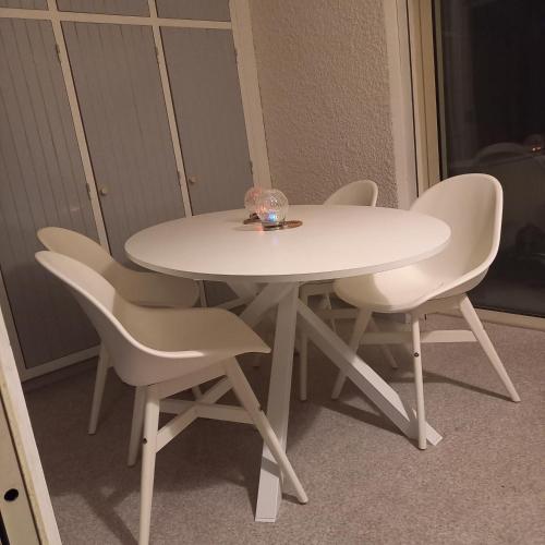 - une table et des chaises blanches dans la chambre dans l'établissement Villa patio Seignosse, à Seignosse