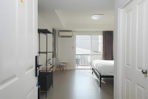 a bedroom with a bed and a balcony at Mitr Inn The Grand Palace Bangkok - Mrt Samyot Station Pro in Bangkok