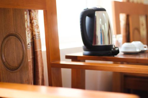 Příslušenství pro přípravu čaje a kávy v ubytování Hoa Binh Hotel