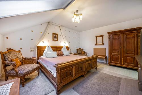 sypialnia z łóżkiem i krzesłem w obiekcie Boutique Hotel Szárcsa w Székesfehérvárze