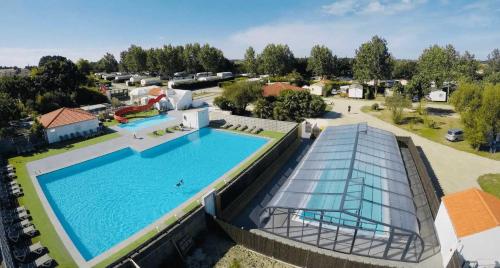 une vue aérienne d'une piscine dans un complexe hôtelier dans l'établissement Camping 4 étoiles - Piscine - efchae, à Bourgneuf-en-Retz