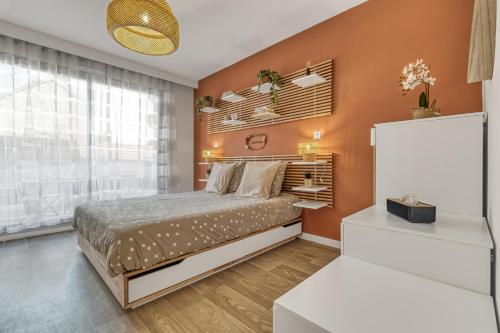 Ένα ή περισσότερα κρεβάτια σε δωμάτιο στο Studio Victoria SPA, au coeur du centre-ville CABINE HAMMAM -WIFI -GRAND LIT DOUBLE QUEEN SIZE 160x200cm
