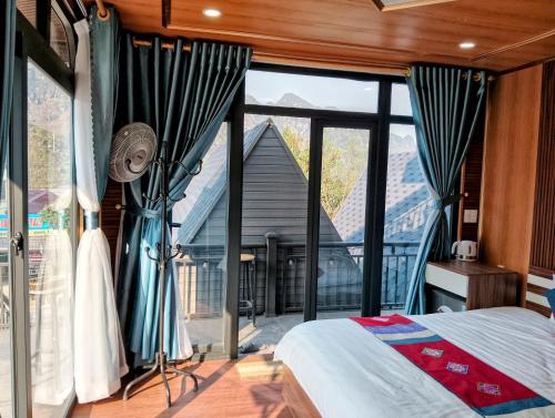 Ένα ή περισσότερα κρεβάτια σε δωμάτιο στο Serenity Ha Giang Bungalow