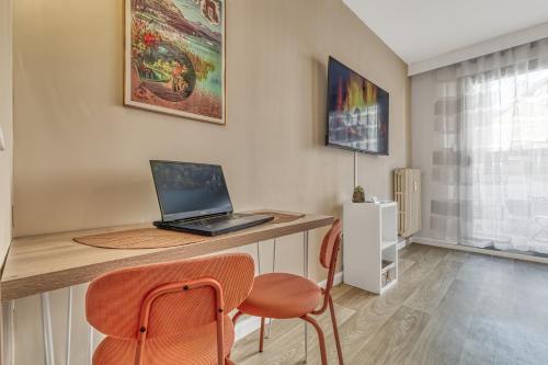 Μια τηλεόραση ή/και κέντρο ψυχαγωγίας στο Studio Victoria SPA, au coeur du centre-ville CABINE HAMMAM -WIFI -GRAND LIT DOUBLE QUEEN SIZE 160x200cm