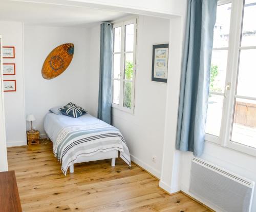 une chambre avec un lit et une fenêtre dans l'établissement La Maison Bleue, à Cabourg