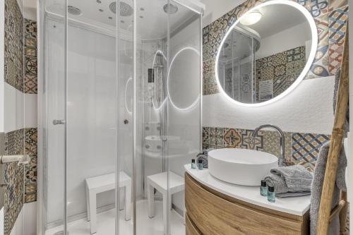 Ένα μπάνιο στο Studio Victoria SPA, au coeur du centre-ville CABINE HAMMAM -WIFI -GRAND LIT DOUBLE QUEEN SIZE 160x200cm