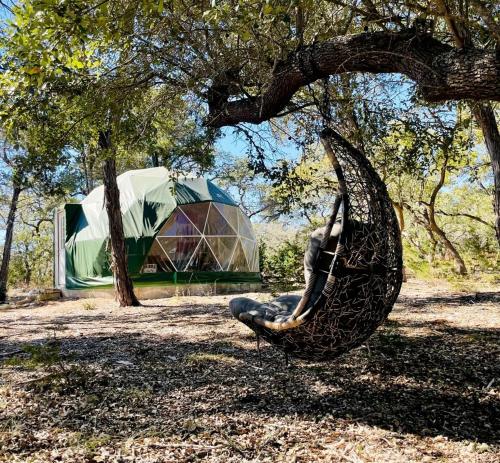 Un jardín fuera de Nature and Luxury Combined at this Pet-Friendly Glamping Geodome in Wimberley, TX