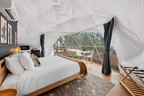 Una cama o camas en una habitación de Nature and Luxury Combined at this Pet-Friendly Glamping Geodome in Wimberley, TX
