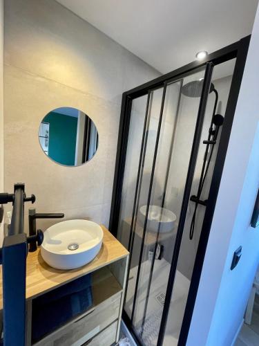 une salle de bain avec un lavabo et un miroir dans l'établissement Cocon alpin, à Cordon