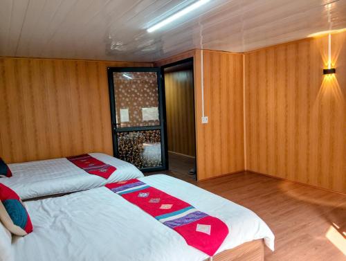 Ένα ή περισσότερα κρεβάτια σε δωμάτιο στο Serenity Ha Giang Bungalow
