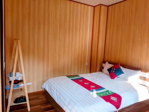 Ένα ή περισσότερα κρεβάτια σε δωμάτιο στο Serenity Ha Giang Bungalow