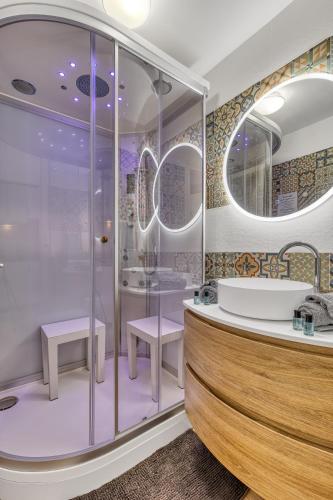 Ένα μπάνιο στο Studio Victoria SPA, au coeur du centre-ville CABINE HAMMAM -WIFI -GRAND LIT DOUBLE QUEEN SIZE 160x200cm