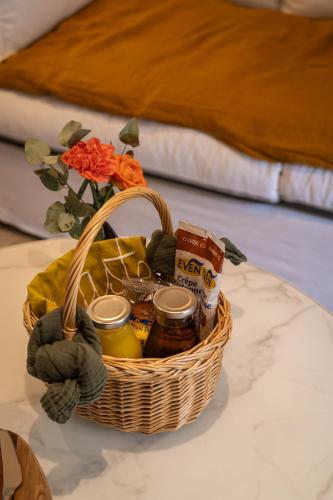un panier de nourriture et de fleurs sur une table dans l'établissement Les Cotonnades, à Lorient