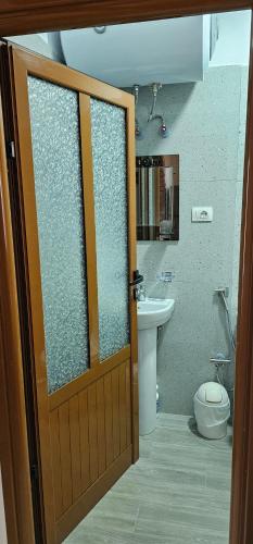 Ένα μπάνιο στο Aliaj Guest House