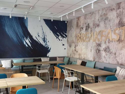 Posezení v ubytování ibis budget Ciboure St-Jean-Luz