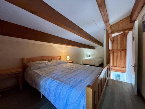une chambre avec un grand lit avec une couverture bleue dans l'établissement Mais 3 pièces Oléron 5 couchages- SAINT-GEORGES D'OLERON SGO000-126, à Saint-Georges-dʼOléron