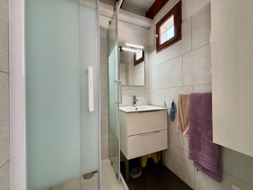 une salle de bain avec un lavabo et une douche dans l'établissement Mais 3 pièces Oléron 5 couchages- SAINT-GEORGES D'OLERON SGO000-126, à Saint-Georges-dʼOléron