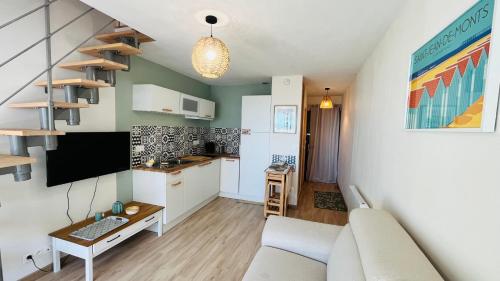 un petit appartement avec une cuisine et un salon dans l'établissement Mer et pins, refait à neuf, à Saint-Jean-de-Monts