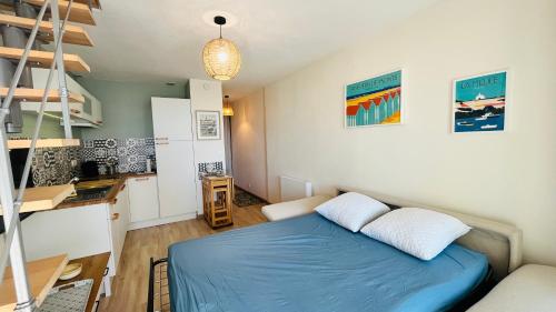 Cette petite chambre comprend un lit et une cuisine. dans l'établissement Mer et pins, refait à neuf, à Saint-Jean-de-Monts