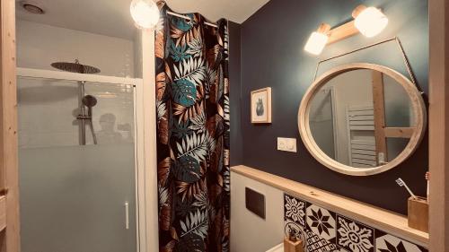 La salle de bains est pourvue d'un miroir et d'un rideau de douche. dans l'établissement Mer et pins, refait à neuf, à Saint-Jean-de-Monts