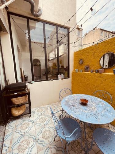 un patio avec une table, des chaises et une fenêtre dans l'établissement House with patio in Camas, à Marseille
