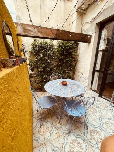 une table et des chaises assises sur une terrasse dans l'établissement House with patio in Camas, à Marseille