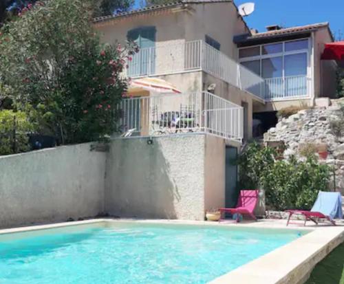 une maison avec une piscine devant une maison dans l'établissement Chambre pour 2, au calme, proche du centre, avec un arrêt de bus au bas de la maison et climatisé, à Villeneuve-lès-Avignon