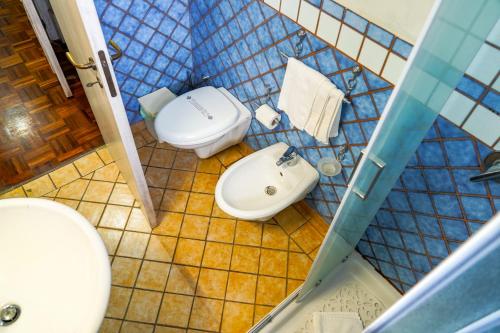 a bathroom with a toilet and a bidet at Motel - Hotel Nautico Pozzallo in Pozzallo