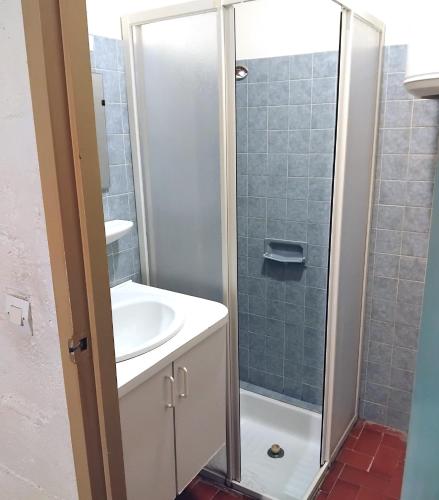 une salle de bain avec un lavabo et une douche dans l'établissement Canopéa by ULVF, à Sainte-Marie-la-Mer