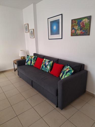 Amazing apartment for 3 guests steps from the beachにあるシーティングエリア