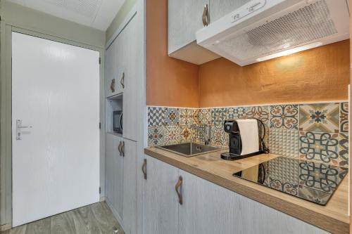 Η κουζίνα ή μικρή κουζίνα στο Studio Victoria SPA, au coeur du centre-ville CABINE HAMMAM -WIFI -GRAND LIT DOUBLE QUEEN SIZE 160x200cm