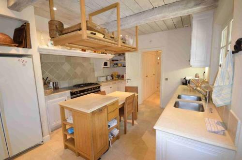 une cuisine avec un évier et un plan de travail dans l'établissement Le Mas Ramatuelle, à Ramatuelle