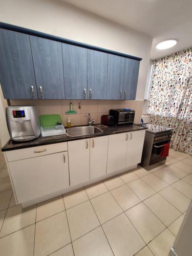 Amazing apartment for 3 guests steps from the beachにあるキッチンまたは簡易キッチン