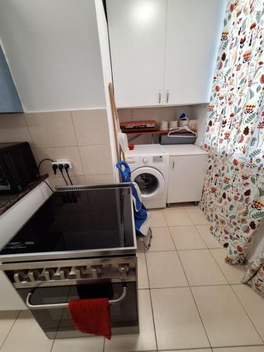 Amazing apartment for 3 guests steps from the beachにあるキッチンまたは簡易キッチン