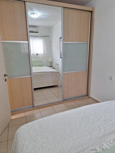 Amazing apartment for 3 guests steps from the beachにあるベッド
