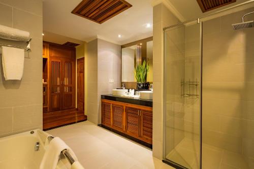 bagno con vasca, lavandino e doccia di Angkor Miracle Resort & Spa a Siem Reap