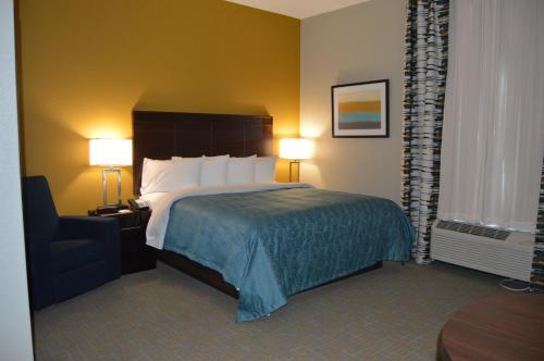 Letto o letti in una camera di MainStay Suites Midland