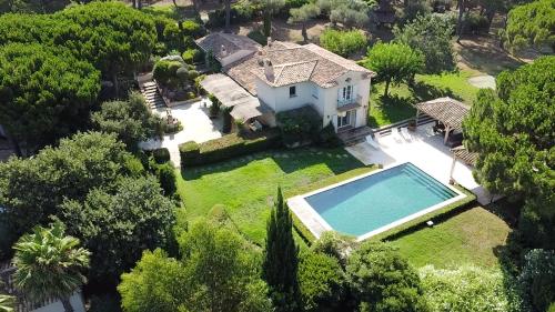 une vue aérienne d'une maison avec piscine dans l'établissement Le Mas Ramatuelle, à Ramatuelle