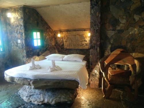 Postel nebo postele na pokoji v ubytování Needa Rock Resort