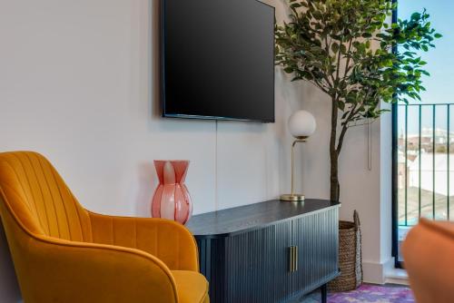 Luxury City Escape - Brand New Stylish 2 Bedroom Apartment with Parking photo 30