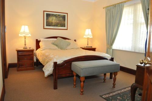 タナンダにあるApartments on Fiedlerのベッドルーム1室(ベッド1台、ランプ2つ、窓付)