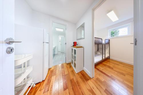 een hal met witte muren en een hardhouten vloer bij Mbird Estoril Riviera Flat 2 in Estoril